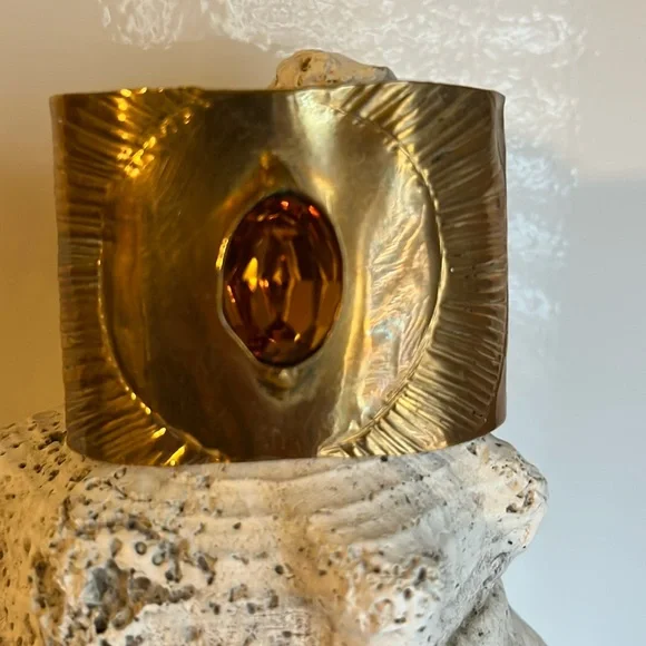 Add warmth and vibrancy with the Copper Cuff Bracelet with Amber crystal stone - Picture 2 of 5